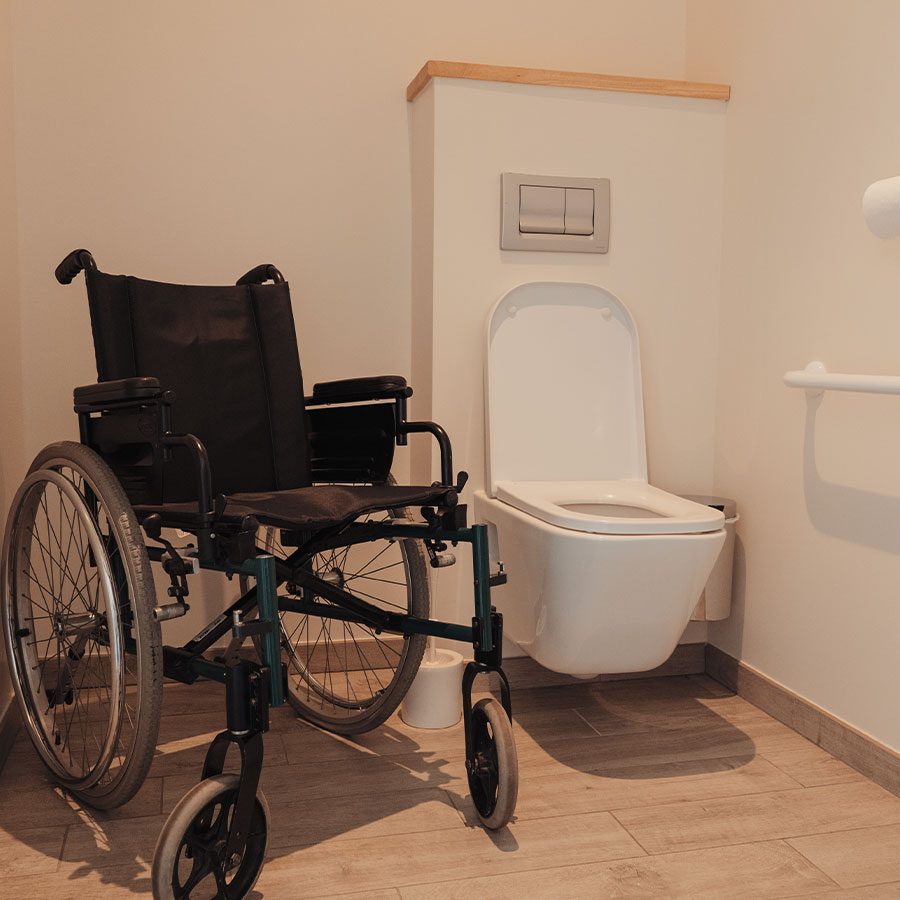 Toilettes PMR adapté handicap du gîte Les clés du Chant Vendée Label Tourisme Handicap Vendée