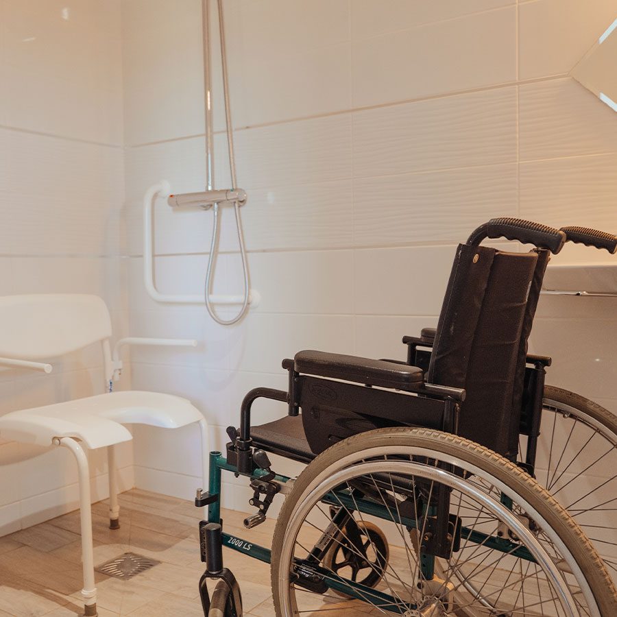 Salle de bain accessible aux handicapés du gîte Les clés du Chant Vendée