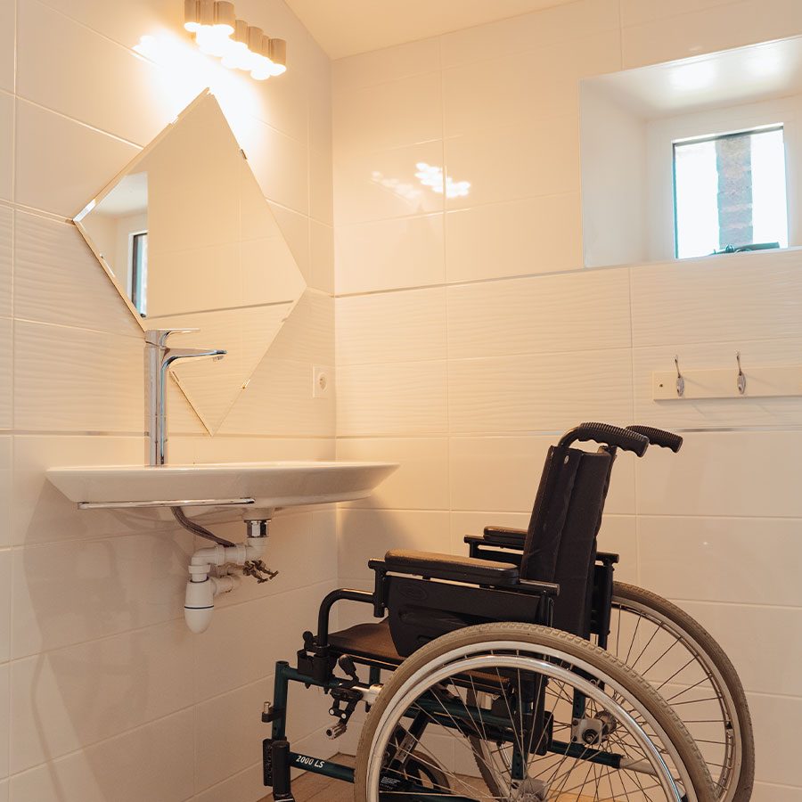 Salle de Bain accessible aux handicapés / PMR / fauteuil roulant du gîte Les clés du Chant Vendée